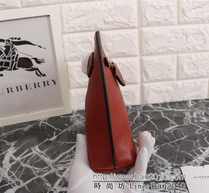 BURBERRY巴寶莉 簡約時尚手拿包 拉鏈口袋飾有 Burberry立體字母 2288  Bhq1050